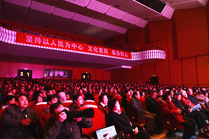 观众在欣赏民歌音乐会。